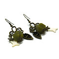 Boucles d'oreille "Pêche sur la rivière de jade" en métal couleur bronze, nacre et jade verte d'Afrique