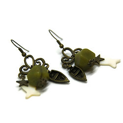 Boucles d'oreille "Pêche sur la rivière de jade" en métal couleur bronze, nacre et jade verte d'Afrique