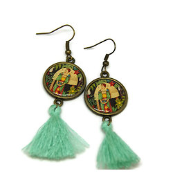 Boucles d'oreille "Frida haut les coeurs!", cabochons bronze et pompon de coton