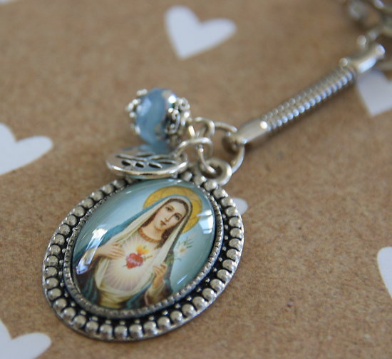 Porte-clef scintillant "Vierge Marie auréolée et au coeur sacré" en métal argenté et cristal