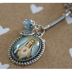 Porte-clef scintillant "Vierge Marie auréolée et au coeur sacré" en métal argenté et cristal