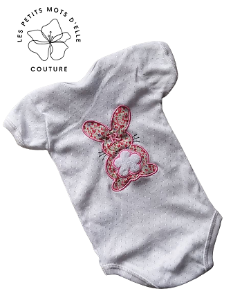 SUR COMMANDE - Body bébé personnalisé en coton et appliqué fleuri/peluche