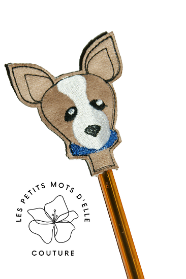 Déco embout de crayon / stylo petit chien marron, adorable toutou au collier bleu