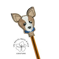 Déco embout de crayon / stylo petit chien marron, adorable toutou au collier bleu
