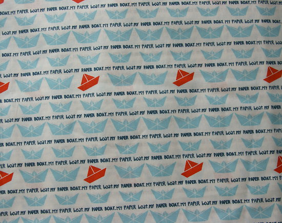 Bateaux origami en bleu ciel et rouge, écritures marine, fond blanc