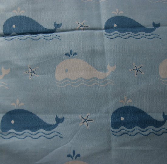 Baleines en blanc et bleu, fond bleu ciel