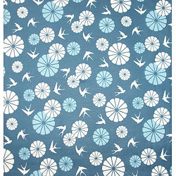 Hirondelles blanches, fleurs japonaises bleues et blanches, fond bleu