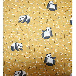 Tendres pandas et bambous en gris, rose, noir sur fond jaune moutarde