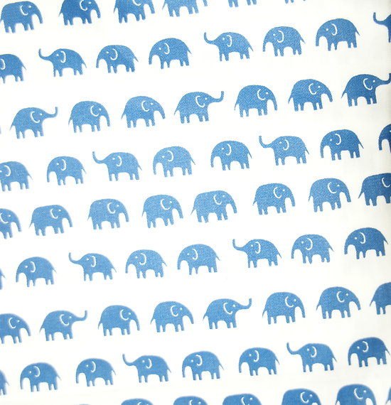 Petits éléphants bleus, fond blanc
