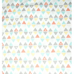 Triangles multicolores en bleu ciel, corail, jaune clair et gris, fond blanc