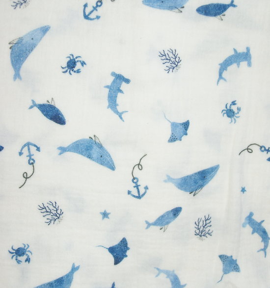 Double gaze de coton aux baleines et autres animaux de la mer en bleu, fond blanc