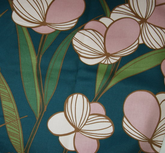 Coton mélangé aux grand motifs de fleurs en rose et vert, fond bleu canard