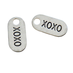 2 breloques étiquettes XOXO en métal argenté 13x26mm