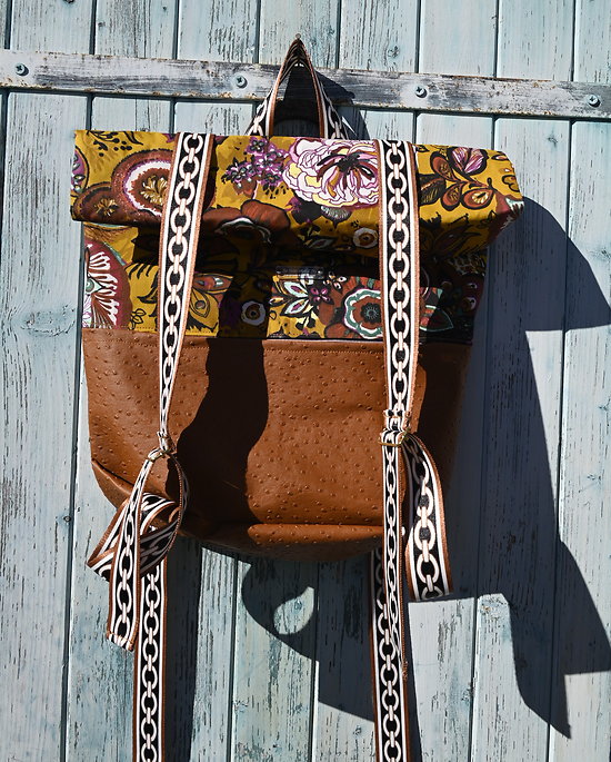 Grand sac à dos Roll-top en caramel, et coton à fleurs multicolore, sac de grande capacité pour voyageur chic