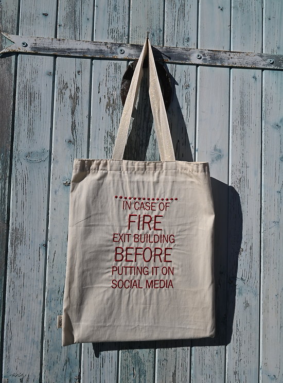 Tote bag brodé "IN CASE OF FIRE" / grand sac de plage / grand sac fourre-tout pour étudiant / grand sac de courses, sac polyvalent entièrement fait main (copy)