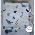 Doudou plat à 5 étiquettes et anneau de bois de hêtre en double gaze de coton motifs baleines et animaux marins et coton à rayures bleues sur fond blanc 35cm