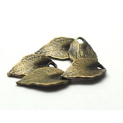 5 breloques feuille en métal couleur bronze 15x9mm