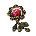 Broche fleurie, ses perles rose, rouge et son feuillage