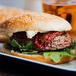 Burger sauce barbecue à l'érable et épices de Montréal
