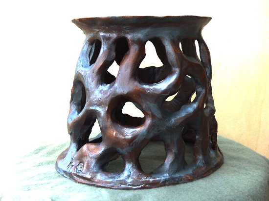 Support pour poterie ou objet, pouvant servir de corbeille en le retournant